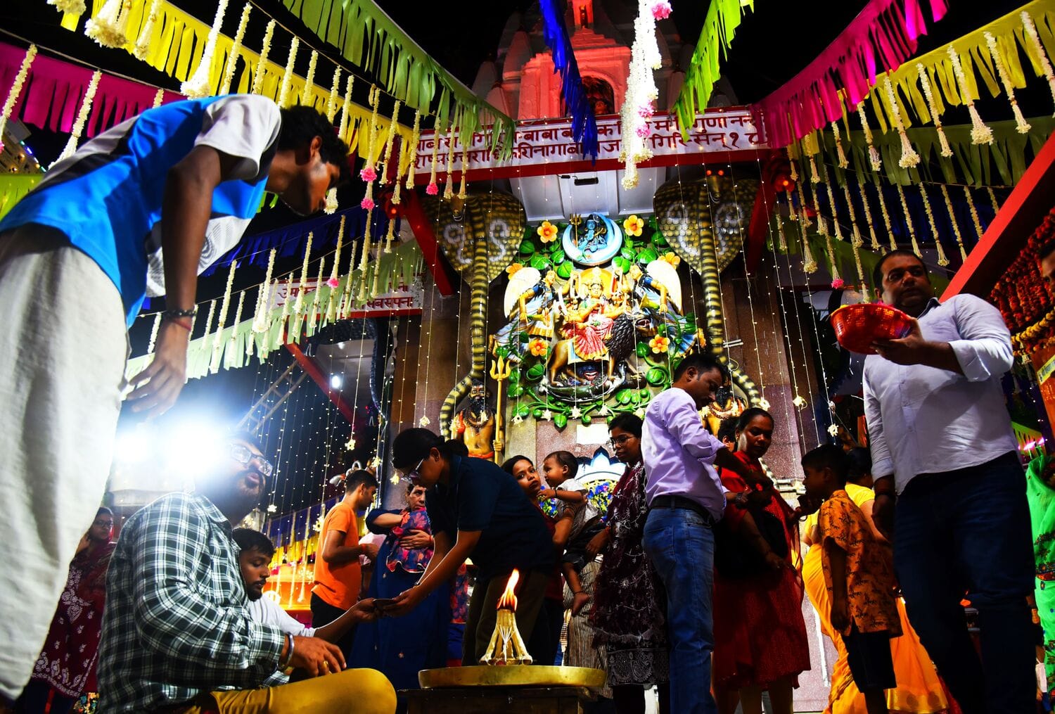 सावन मास के अवसर पर शिवालयों में बुधवार को की गई साज-सज्जा। सावन मास के अवसर पर शिवालयों में बुधवार को की गई साज-सज्जा।