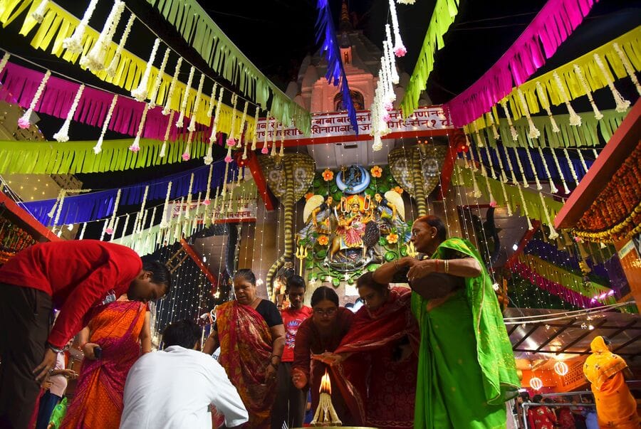 सावन मास के अवसर पर शिवालयों में बुधवार को की गई साज-सज्जा। सावन मास के अवसर पर शिवालयों में बुधवार को की गई साज-सज्जा।