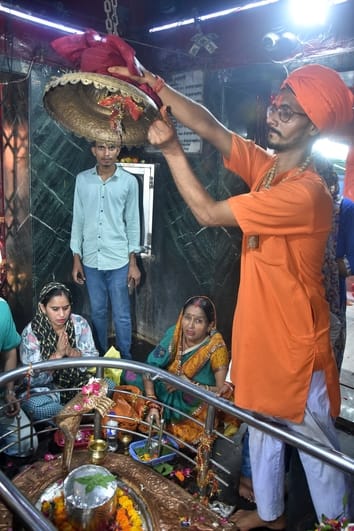 सावन मास के अवसर पर शिवालयों में बुधवार को की गई साज-सज्जा। सावन मास के अवसर पर शिवालयों में बुधवार को की गई साज-सज्जा।