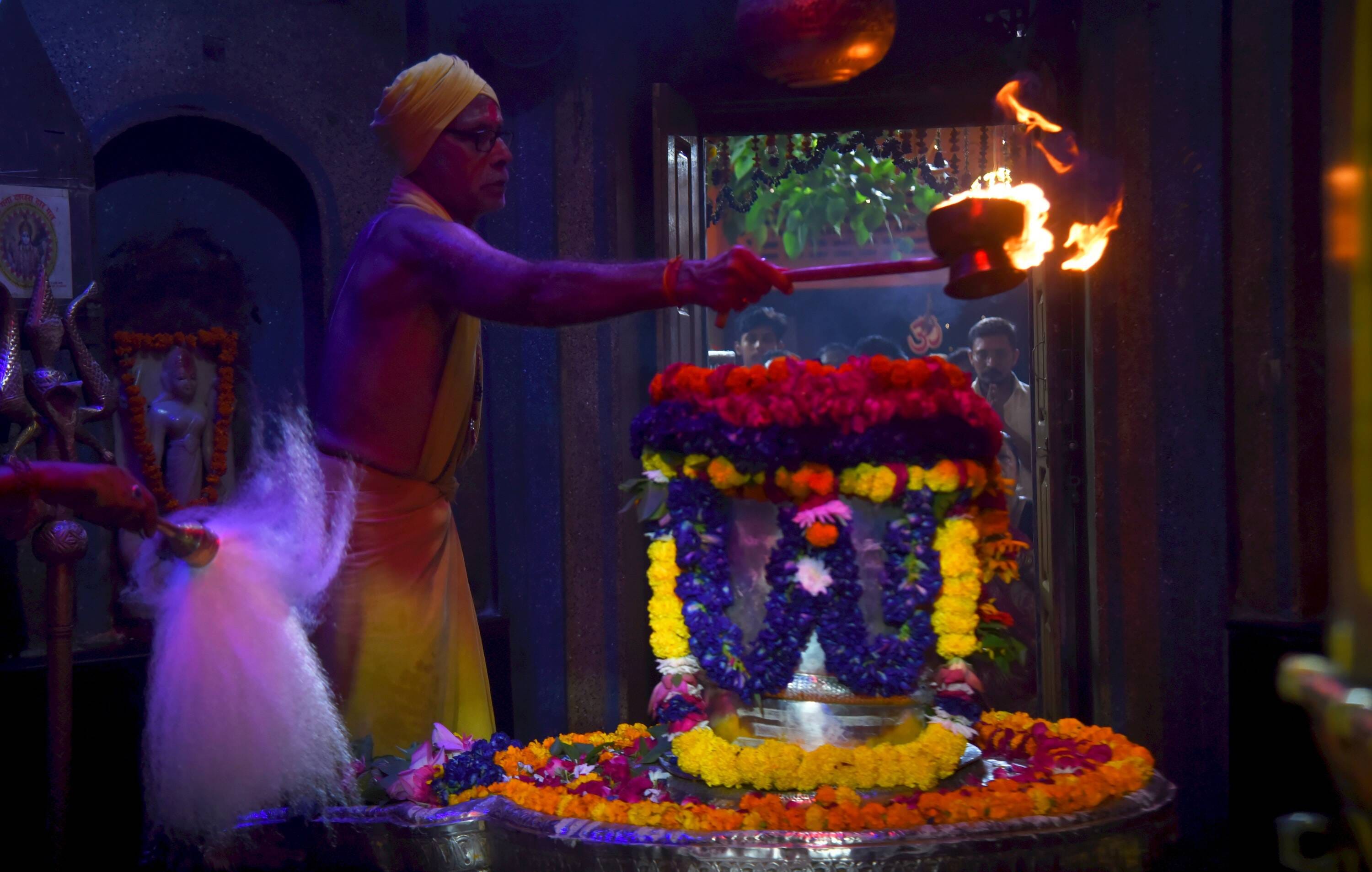 सावन मास के अवसर पर शिवालयों में बुधवार को की गई साज-सज्जा। सावन मास के अवसर पर शिवालयों में बुधवार को की गई साज-सज्जा।