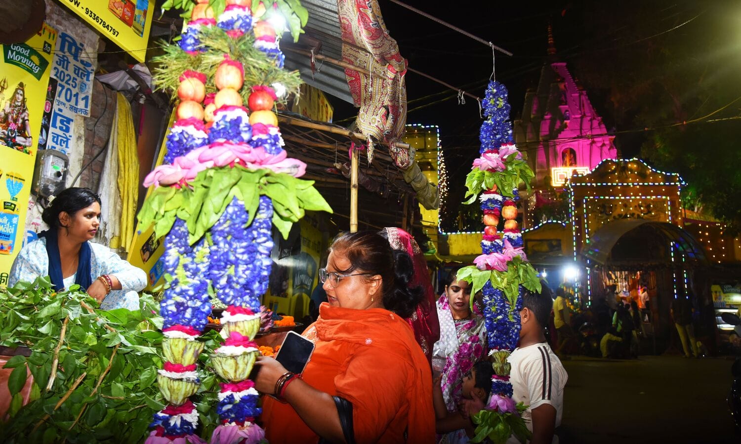 सावन मास के अवसर पर शिवालयों में बुधवार को की गई साज-सज्जा। सावन मास के अवसर पर शिवालयों में बुधवार को की गई साज-सज्जा।