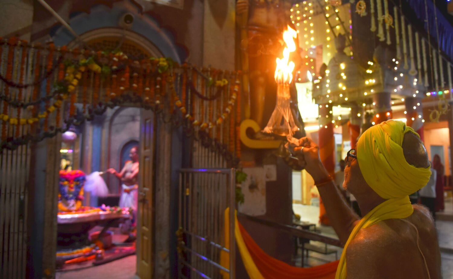 सावन मास के अवसर पर शिवालयों में बुधवार को की गई साज-सज्जा। सावन मास के अवसर पर शिवालयों में बुधवार को की गई साज-सज्जा।