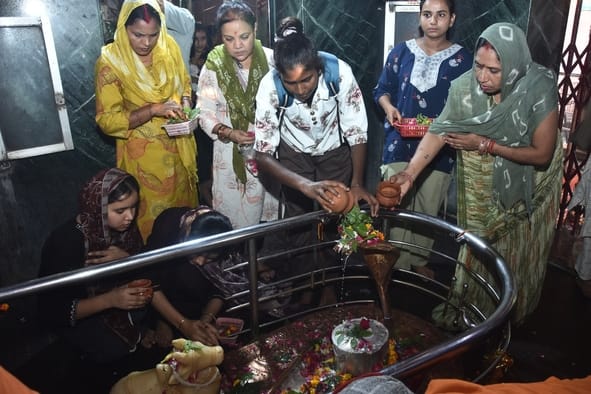 सावन मास के अवसर पर शिवालयों में बुधवार को की गई साज-सज्जा। सावन मास के अवसर पर शिवालयों में बुधवार को की गई साज-सज्जा।