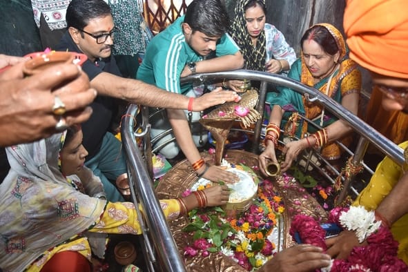 सावन मास के अवसर पर शिवालयों में बुधवार को की गई साज-सज्जा। सावन मास के अवसर पर शिवालयों में बुधवार को की गई साज-सज्जा।