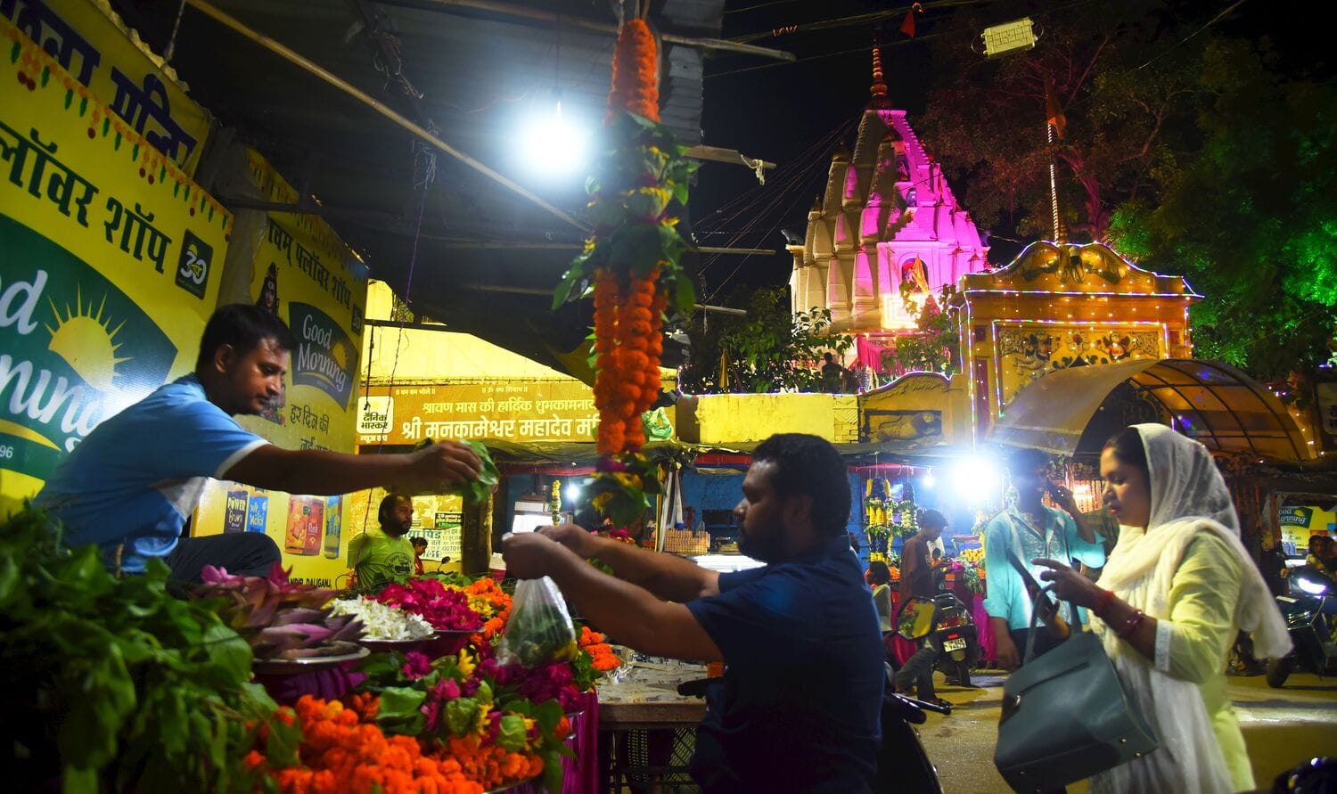 सावन मास के अवसर पर शिवालयों में बुधवार को की गई साज-सज्जा। सावन मास के अवसर पर शिवालयों में बुधवार को की गई साज-सज्जा।