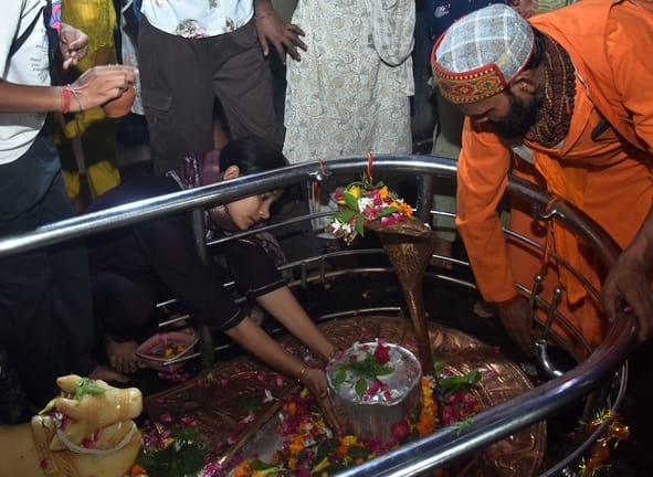 सावन मास के अवसर पर शिवालयों में बुधवार को की गई साज-सज्जा। सावन मास के अवसर पर शिवालयों में बुधवार को की गई साज-सज्जा।