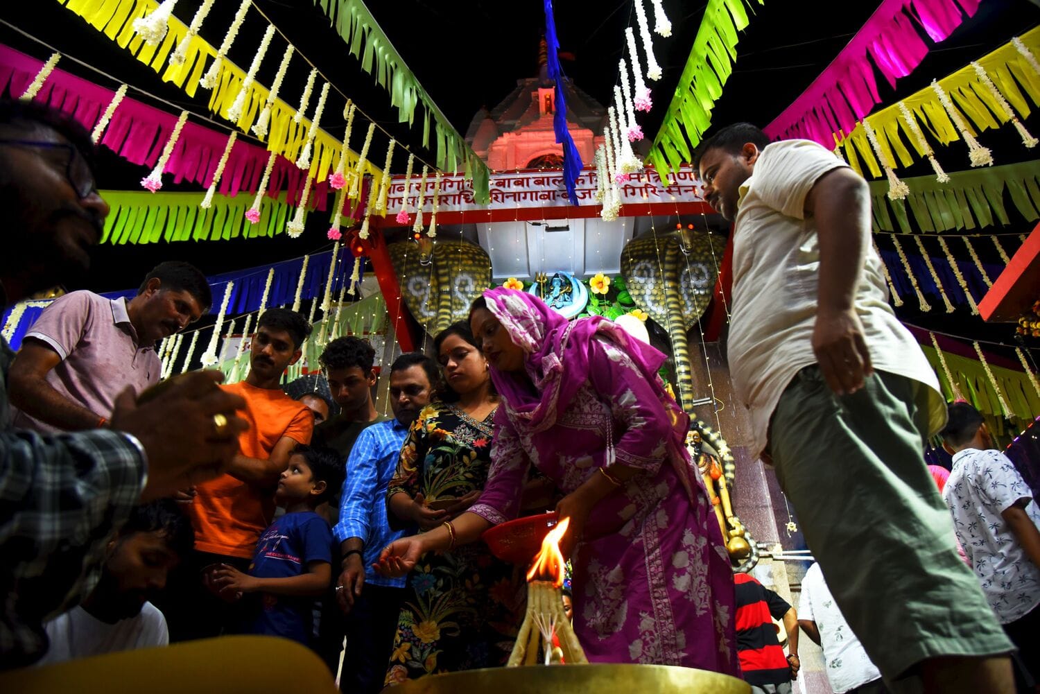 सावन मास के अवसर पर शिवालयों में बुधवार को की गई साज-सज्जा। सावन मास के अवसर पर शिवालयों में बुधवार को की गई साज-सज्जा।
