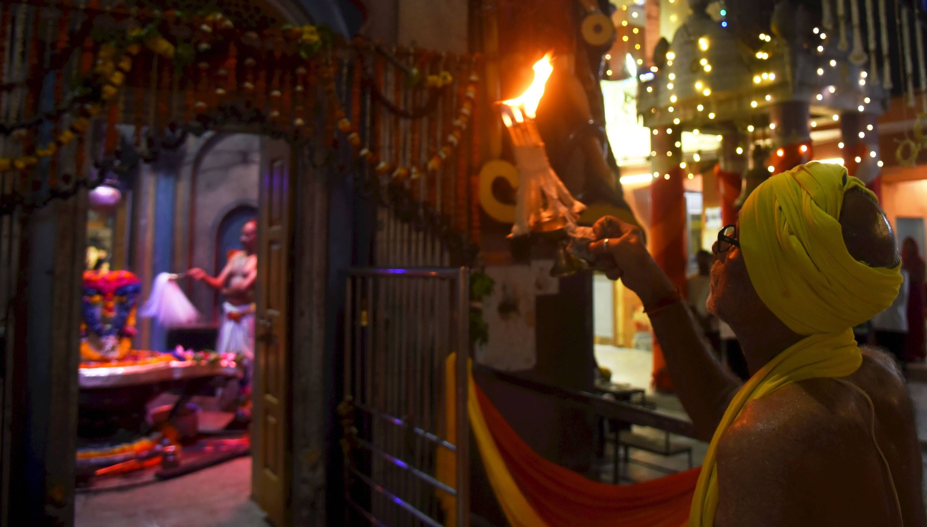 सावन मास के अवसर पर शिवालयों में बुधवार को की गई साज-सज्जा। सावन मास के अवसर पर शिवालयों में बुधवार को की गई साज-सज्जा।