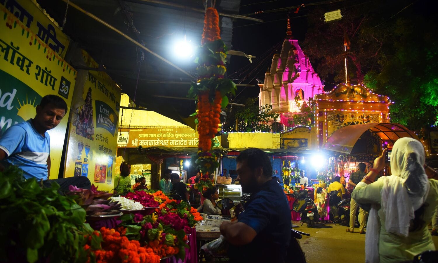सावन मास के अवसर पर शिवालयों में बुधवार को की गई साज-सज्जा। सावन मास के अवसर पर शिवालयों में बुधवार को की गई साज-सज्जा।