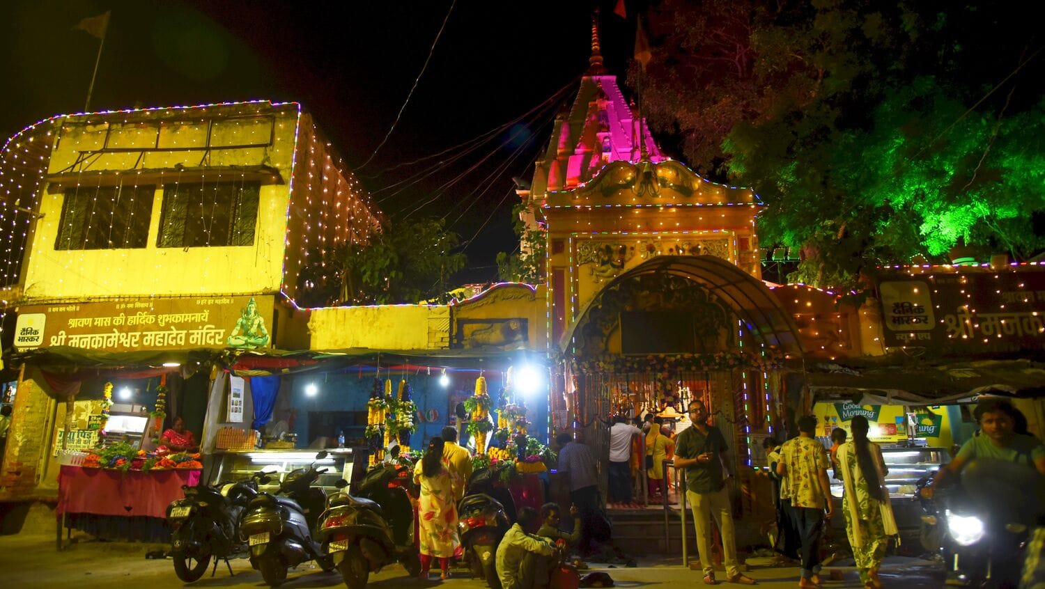 सावन मास के अवसर पर शिवालयों में बुधवार को की गई साज-सज्जा। सावन मास के अवसर पर शिवालयों में बुधवार को की गई साज-सज्जा।