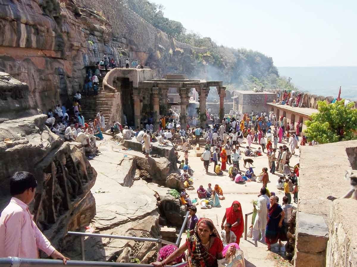 शहर के बामदेव मंदिर में भगवान शंकर का जलाभिषेक करते शिवभक्त। संवाद