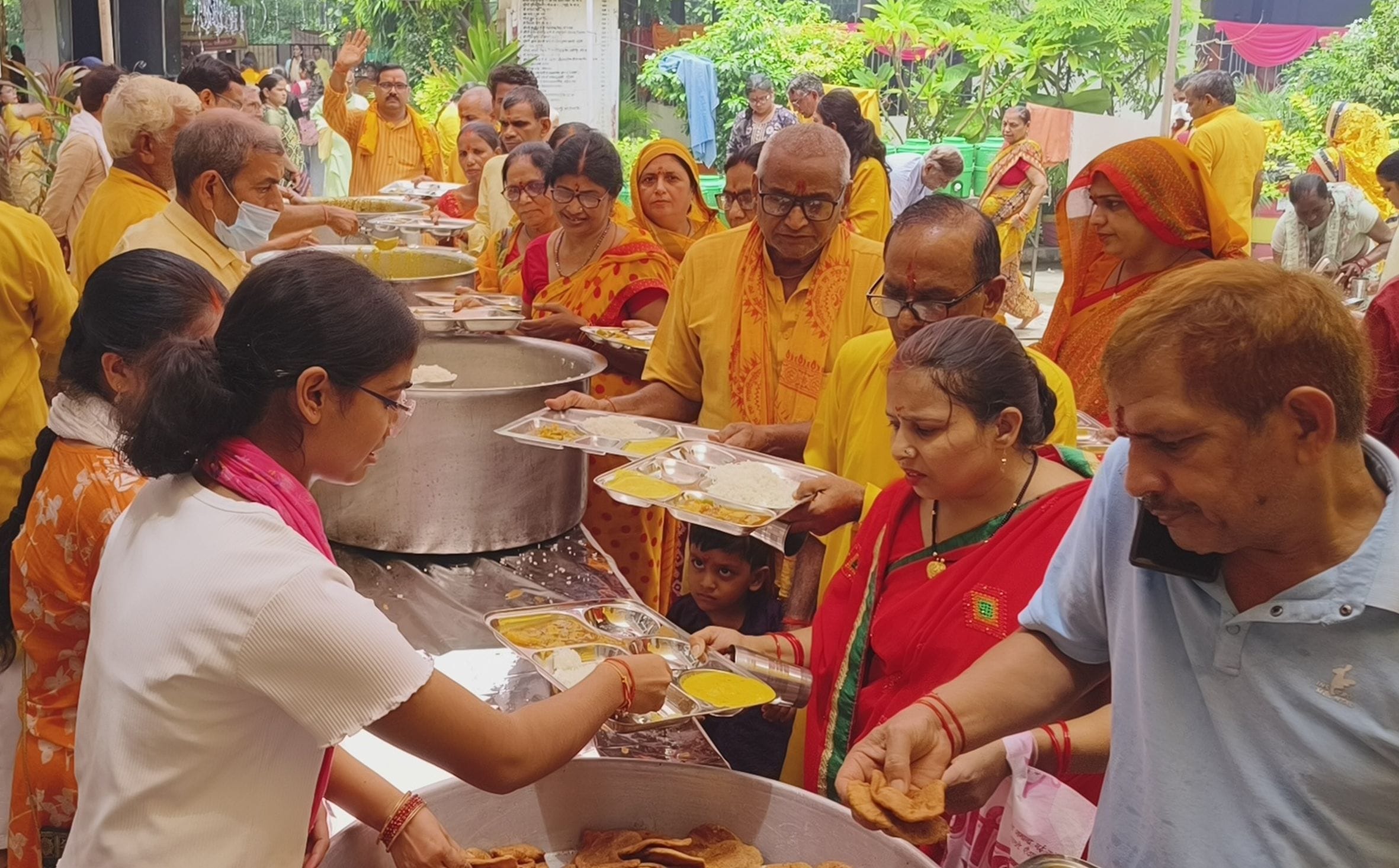 शहर के गायत्री शक्ति पीठ मंदिर में गुरु पूर्णिमा पर हवन पूजन करती महिलाएं। 