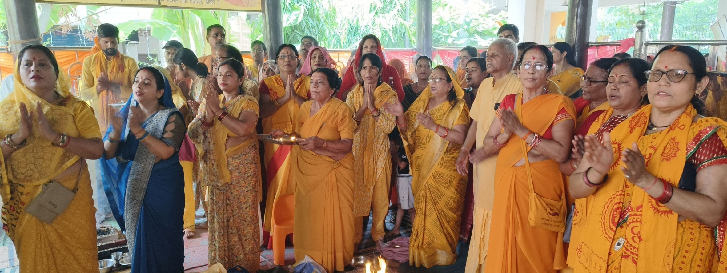 शहर के गायत्री शक्ति पीठ मंदिर में गुरु पूर्णिमा पर हवन पूजन करती महिलाएं। 
