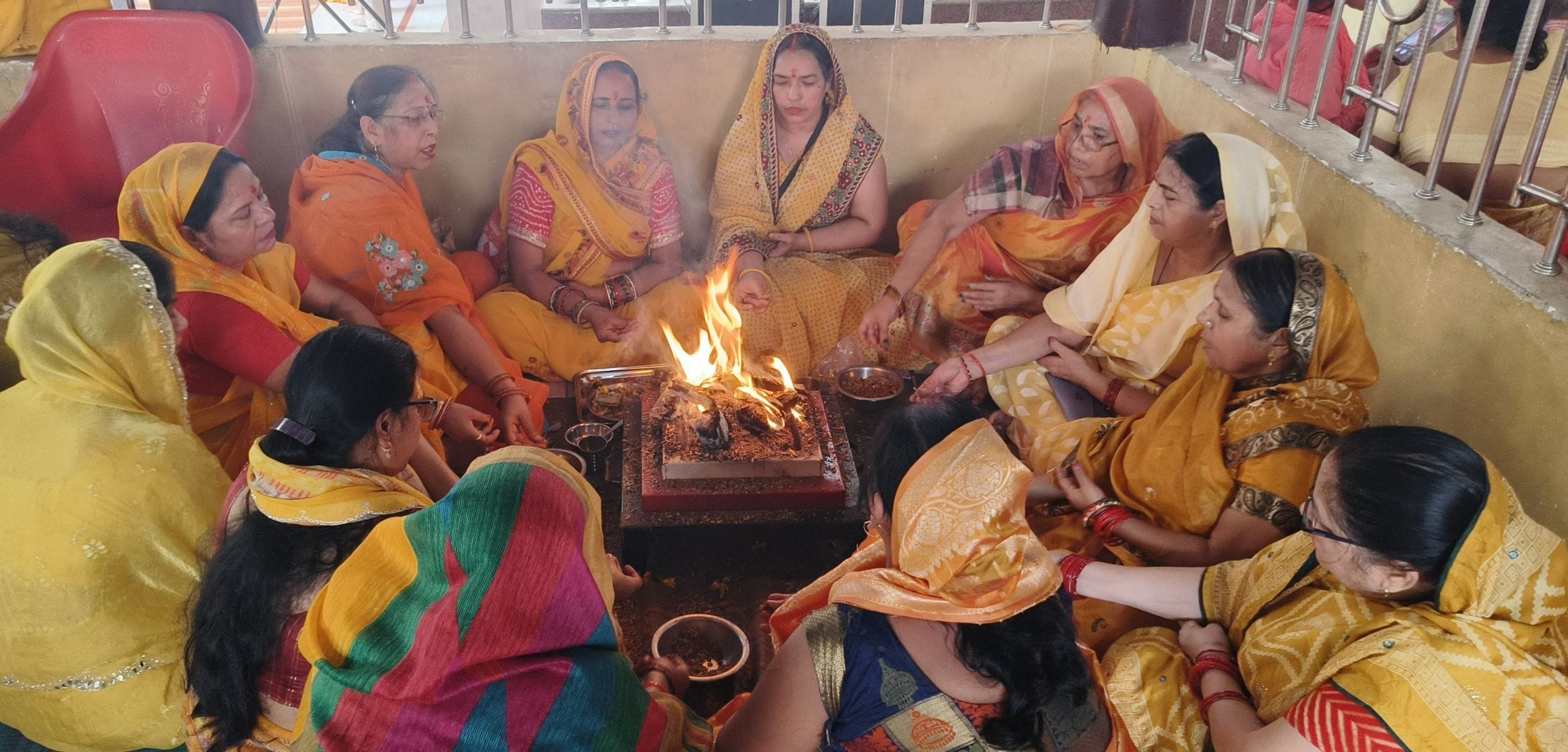 शहर के गायत्री शक्ति पीठ मंदिर में गुरु पूर्णिमा पर हवन पूजन करती महिलाएं। 