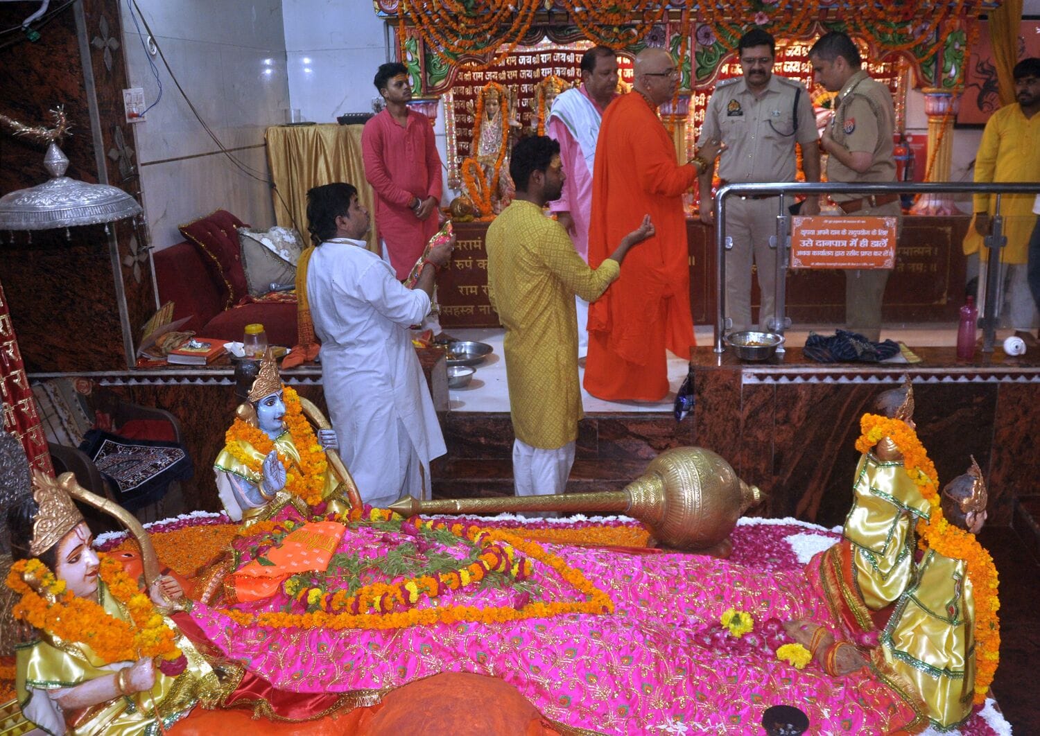 श्री लेटे हुए हनुमान जी मंदिर में बुधवार को मूर्तियों की प्राण प्रतिष्ठा की गई। श्री लेटे हुए हनुमान जी मंदिर में बुधवार को मूर्तियों की प्राण प्रतिष्ठा की गई।
