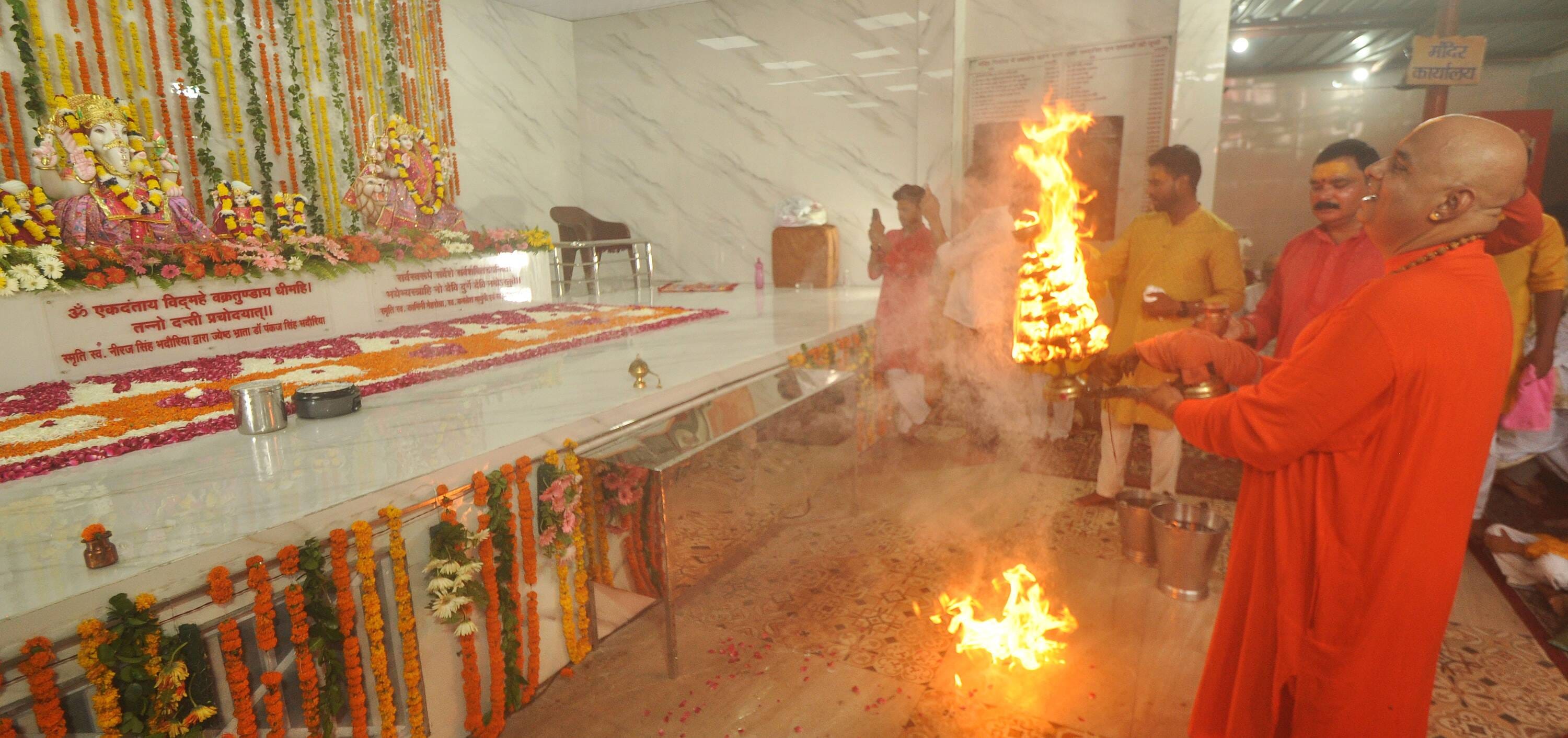 श्री लेटे हुए हनुमान जी मंदिर में बुधवार को मूर्तियों की प्राण प्रतिष्ठा की गई। श्री लेटे हुए हनुमान जी मंदिर में बुधवार को मूर्तियों की प्राण प्रतिष्ठा की गई।