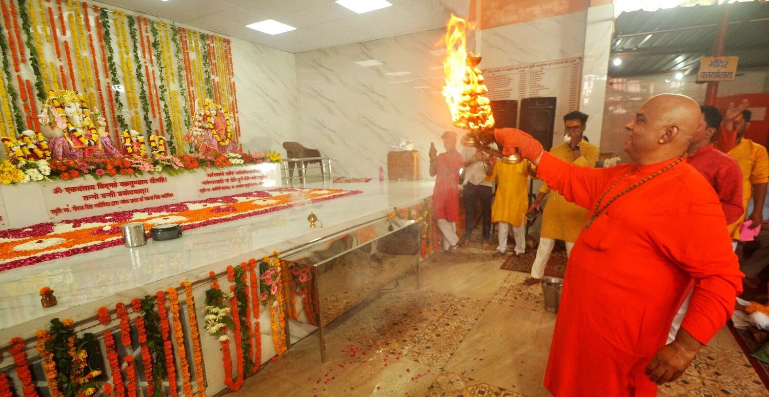श्री लेटे हुए हनुमान जी मंदिर में बुधवार को मूर्तियों की प्राण प्रतिष्ठा की गई। श्री लेटे हुए हनुमान जी मंदिर में बुधवार को मूर्तियों की प्राण प्रतिष्ठा की गई।