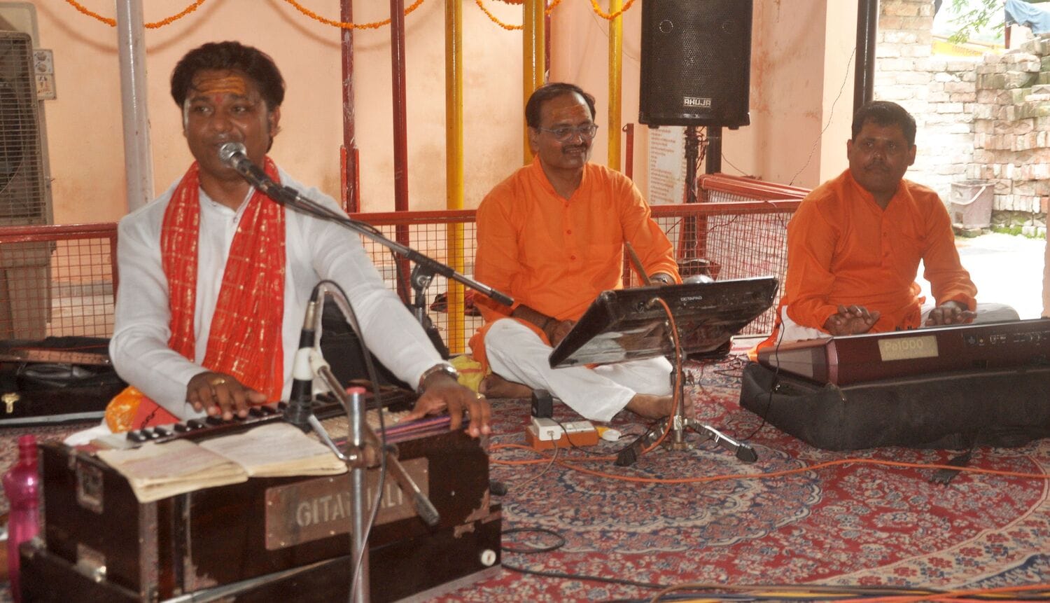 श्री लेटे हुए हनुमान जी मंदिर में बुधवार को मूर्तियों की प्राण प्रतिष्ठा की गई। श्री लेटे हुए हनुमान जी मंदिर में बुधवार को मूर्तियों की प्राण प्रतिष्ठा की गई।
