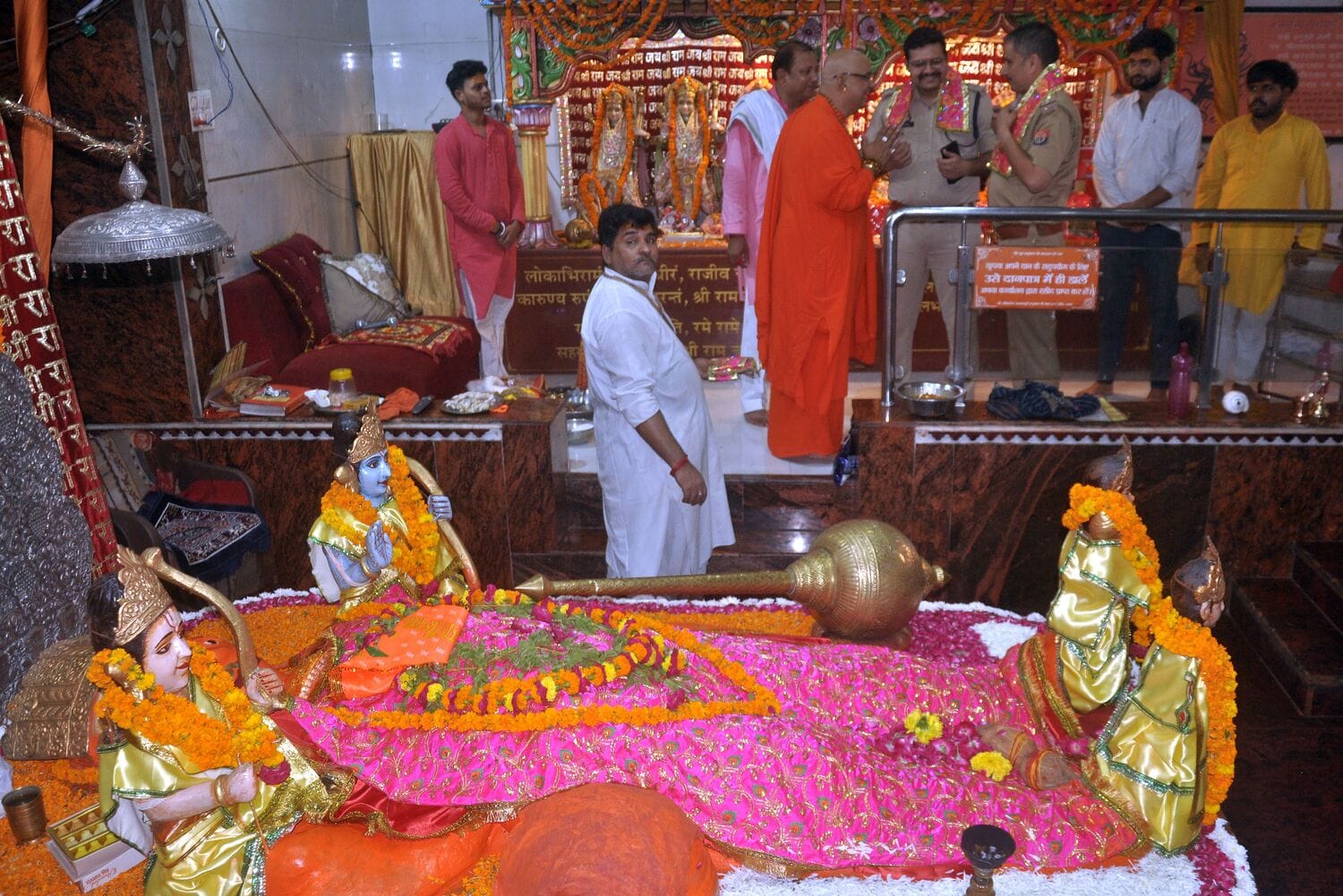 श्री लेटे हुए हनुमान जी मंदिर में बुधवार को मूर्तियों की प्राण प्रतिष्ठा की गई। श्री लेटे हुए हनुमान जी मंदिर में बुधवार को मूर्तियों की प्राण प्रतिष्ठा की गई।