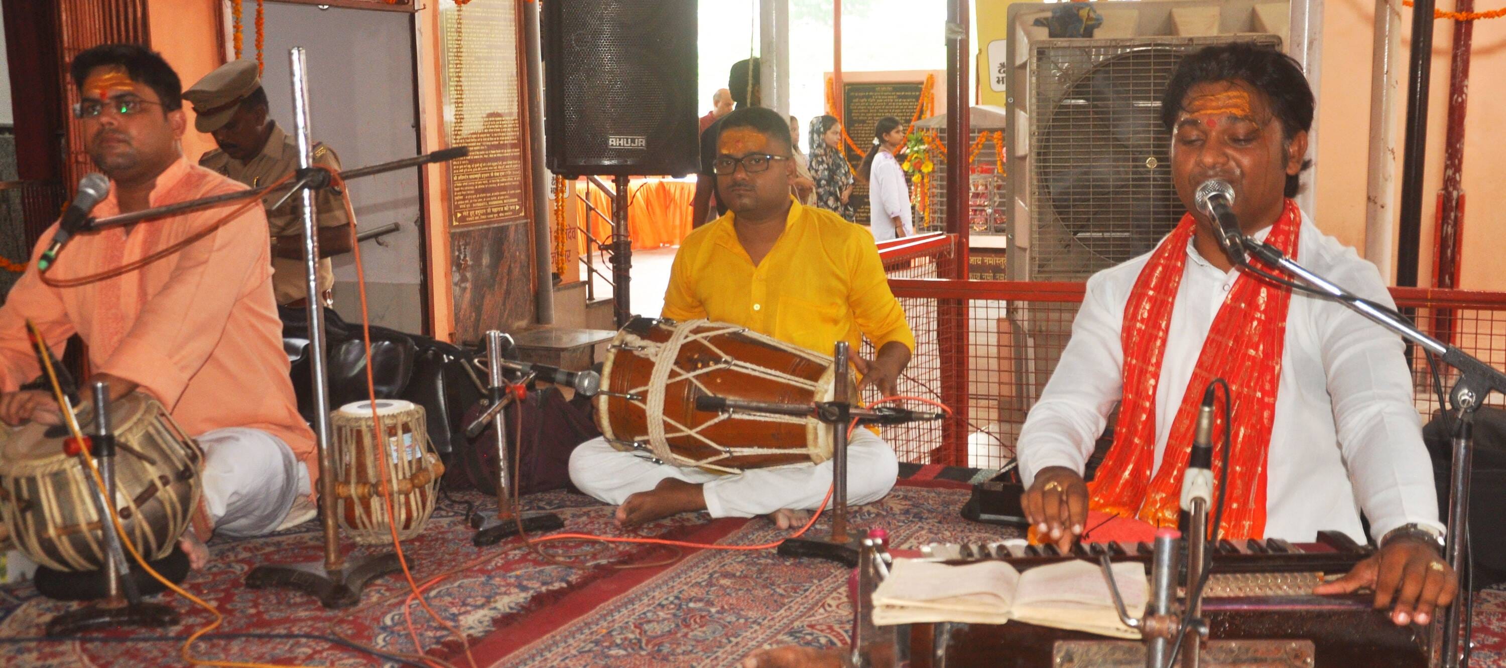 श्री लेटे हुए हनुमान जी मंदिर में बुधवार को मूर्तियों की प्राण प्रतिष्ठा की गई। श्री लेटे हुए हनुमान जी मंदिर में बुधवार को मूर्तियों की प्राण प्रतिष्ठा की गई।