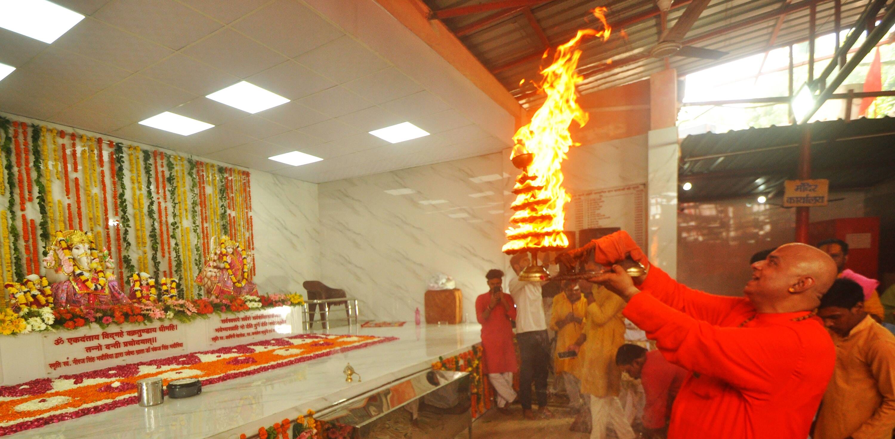 श्री लेटे हुए हनुमान जी मंदिर में बुधवार को मूर्तियों की प्राण प्रतिष्ठा की गई। श्री लेटे हुए हनुमान जी मंदिर में बुधवार को मूर्तियों की प्राण प्रतिष्ठा की गई।