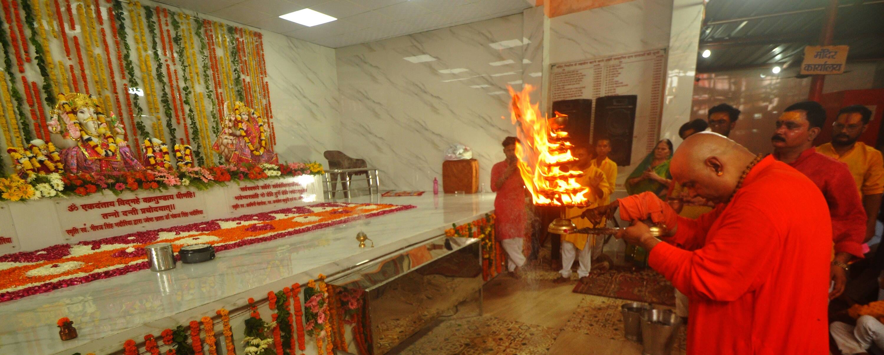 श्री लेटे हुए हनुमान जी मंदिर में बुधवार को मूर्तियों की प्राण प्रतिष्ठा की गई। श्री लेटे हुए हनुमान जी मंदिर में बुधवार को मूर्तियों की प्राण प्रतिष्ठा की गई।