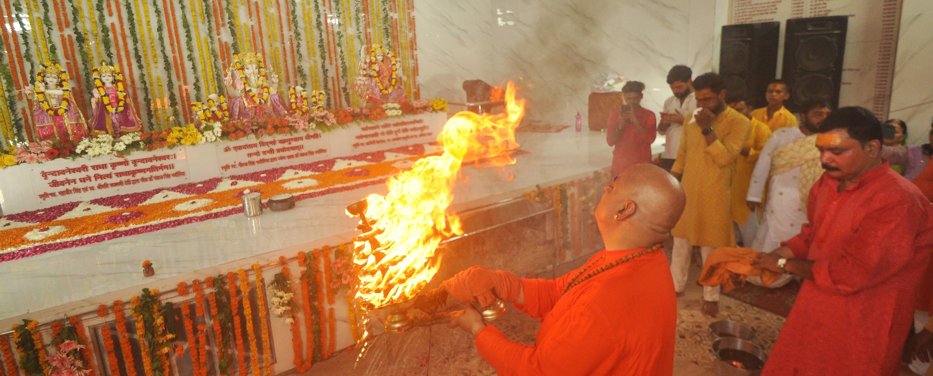 श्री लेटे हुए हनुमान जी मंदिर में बुधवार को मूर्तियों की प्राण प्रतिष्ठा की गई। श्री लेटे हुए हनुमान जी मंदिर में बुधवार को मूर्तियों की प्राण प्रतिष्ठा की गई।