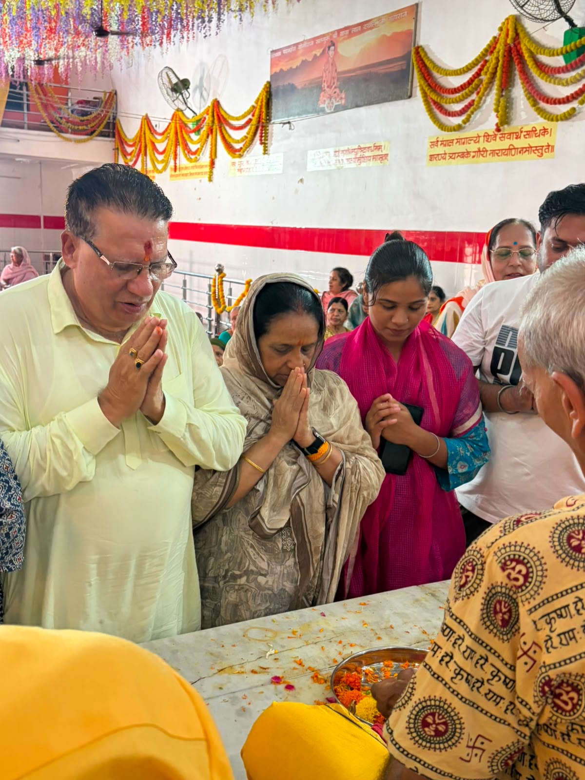 श्रीलालद्वारा मंदिर जगाधरी में गुरु पूर्णिमा पर पूजन करने उमड़ी श्रद्धालुओं की भीड़। संस्थान श्रीलालद्वारा मंदिर जगाधरी में गुरु पूर्णिमा पर पूजन करने उमड़ी श्रद्धालुओं की भीड़। संस्थान