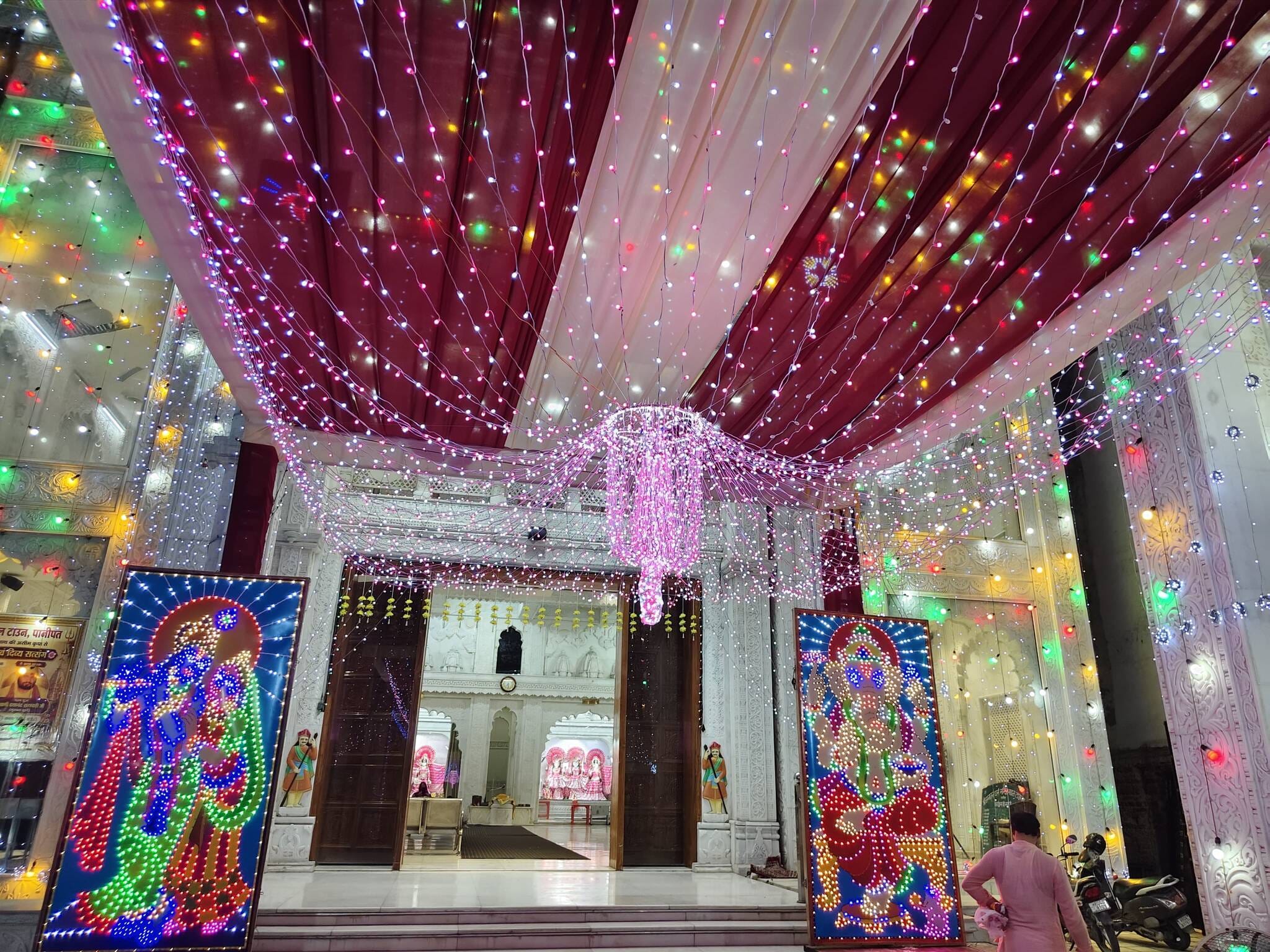 शिव मंदिर में सजाए भोले और पावर्तती। संवाद शिव मंदिर में सजाए भोले और पावर्तती। संवाद