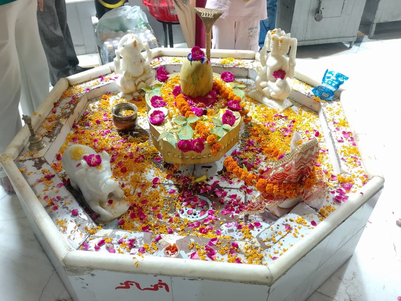 शिव मंदिर में सजाए भोले और पावर्तती। संवाद शिव मंदिर में सजाए भोले और पावर्तती। संवाद