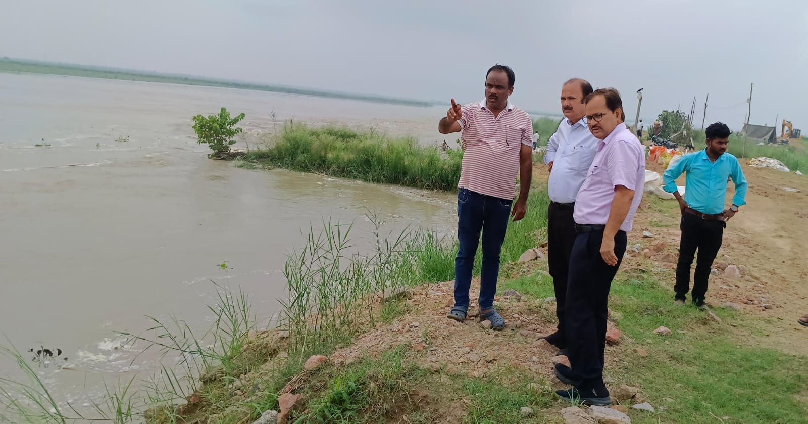 तटबंध की मरम्मत कराते सिंचाई विभाग की टीम स्रोत संवाद