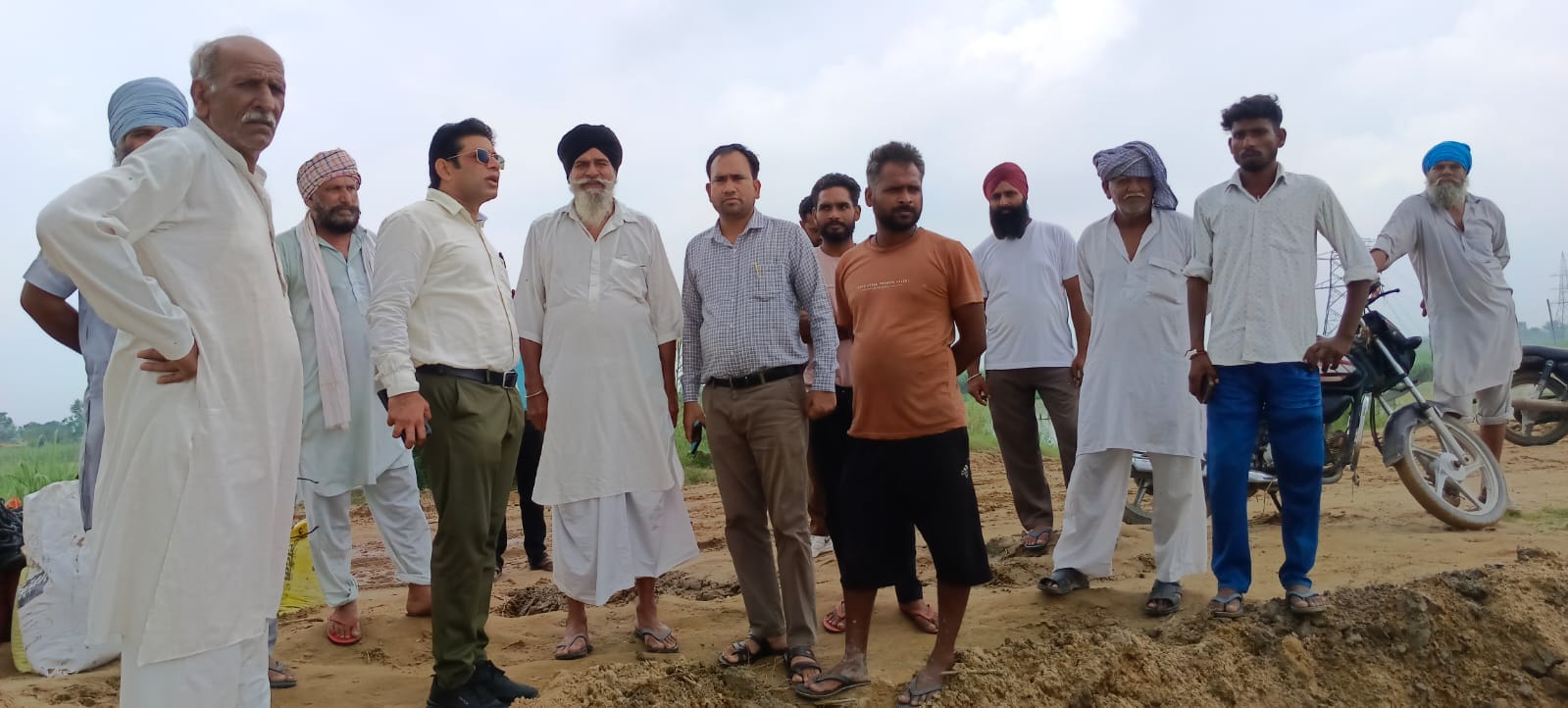 तटबंध की मरम्मत कराते सिंचाई विभाग की टीम स्रोत संवाद