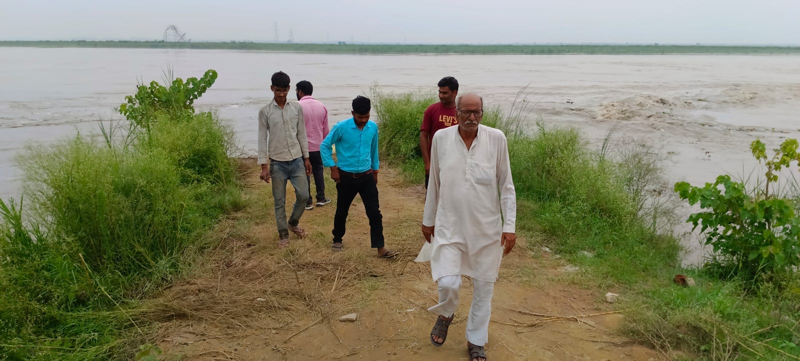 तटबंध की मरम्मत कराते सिंचाई विभाग की टीम स्रोत संवाद