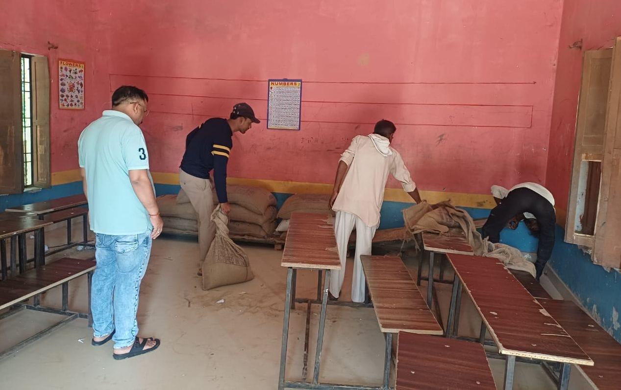 दहशत में विद्यार्थी, 85 में से मात्र 17 पहुंचे स्कूल दहशत में विद्यार्थी, 85 में से मात्र 17 पहुंचे स्कूल