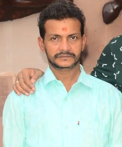 दिनेश कुमार उर्फ पप्पू गुप्ता की फाइल फोटो व बिलखते परिजन। संवाद