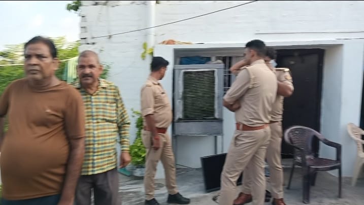 वारदात के बाद जांच करती पुलिस।