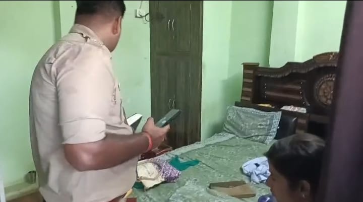 वारदात के बाद जांच करती पुलिस।