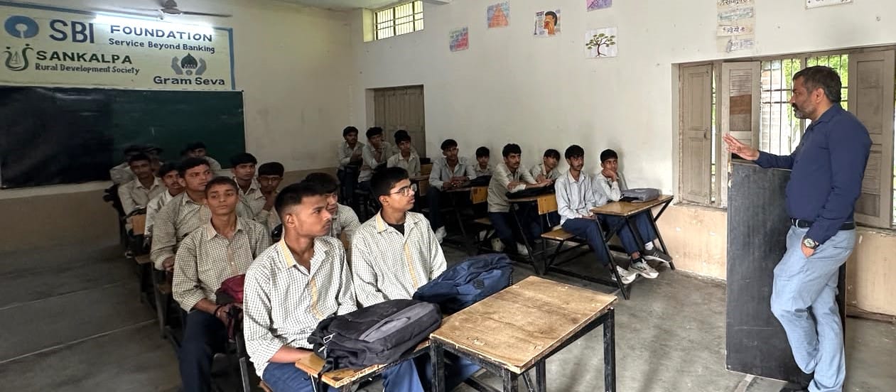 विद्यार्थियों से बातचीत करते एसडीएम मनीष कुमार यादव। विज्ञप्ति