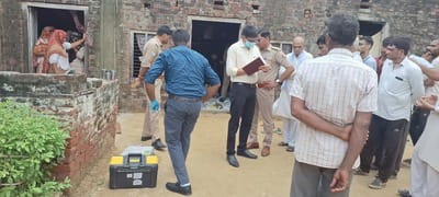 युवती की मौत के बाद जांच करती पुलिस और मौजूद लोग। संवाद युवती की मौत के बाद जांच करती पुलिस और मौजूद लोग। संवाद