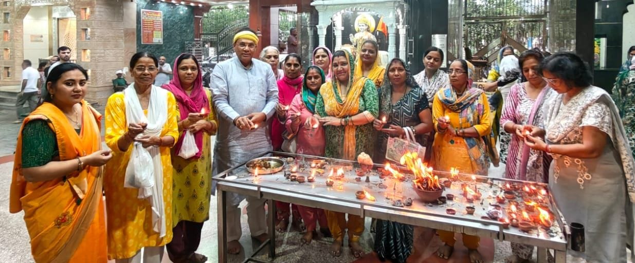 28- वैश्य कॉलेज रोड स्थित शिवालय में शिवलिंग पर जलाभिषेक करते श्रद्धालु । संवाद