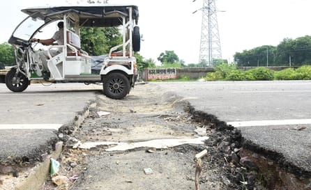 आईआईएम रोड स्थित जॉगर्स पार्क के पास प्रधानमंत्री आवास योजना मार्ग पर नाले के ऊपर बनी सड़क धं आईआईएम रोड स्थित जॉगर्स पार्क के पास प्रधानमंत्री आवास योजना मार्ग पर नाले के ऊपर बनी सड़क धं