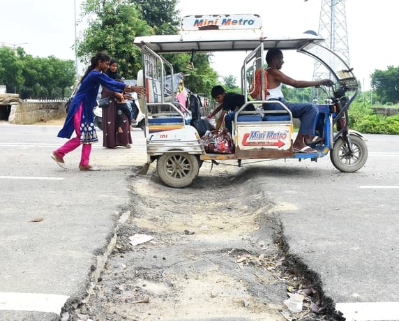 आईआईएम रोड स्थित जॉगर्स पार्क के पास प्रधानमंत्री आवास योजना मार्ग पर नाले के ऊपर बनी सड़क धं आईआईएम रोड स्थित जॉगर्स पार्क के पास प्रधानमंत्री आवास योजना मार्ग पर नाले के ऊपर बनी सड़क धं