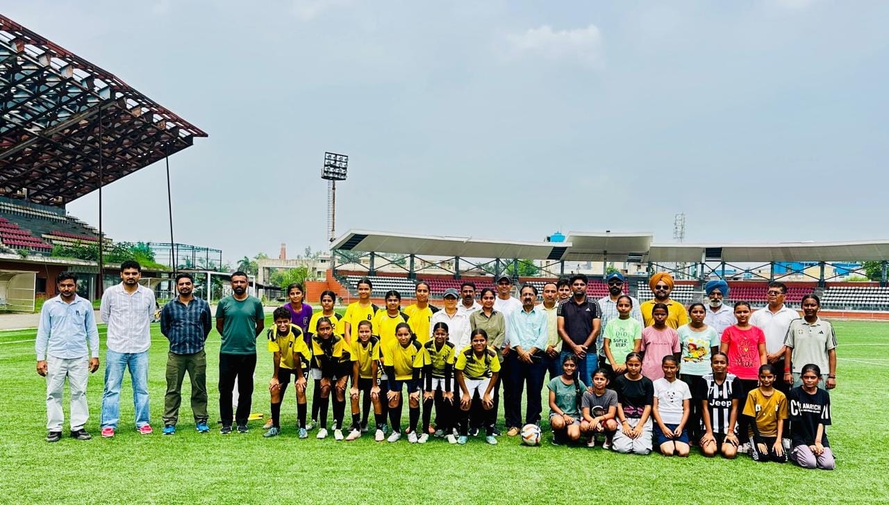 अंबाला छावनी के वार हीरोज स्टेडियम में बास्केटबॉल मैच के दौरान आर्मी पब्लिक स्कूल की विजेता टी अंबाला छावनी के वार हीरोज स्टेडियम में बास्केटबॉल मैच के दौरान आर्मी पब्लिक स्कूल की विजेता टी