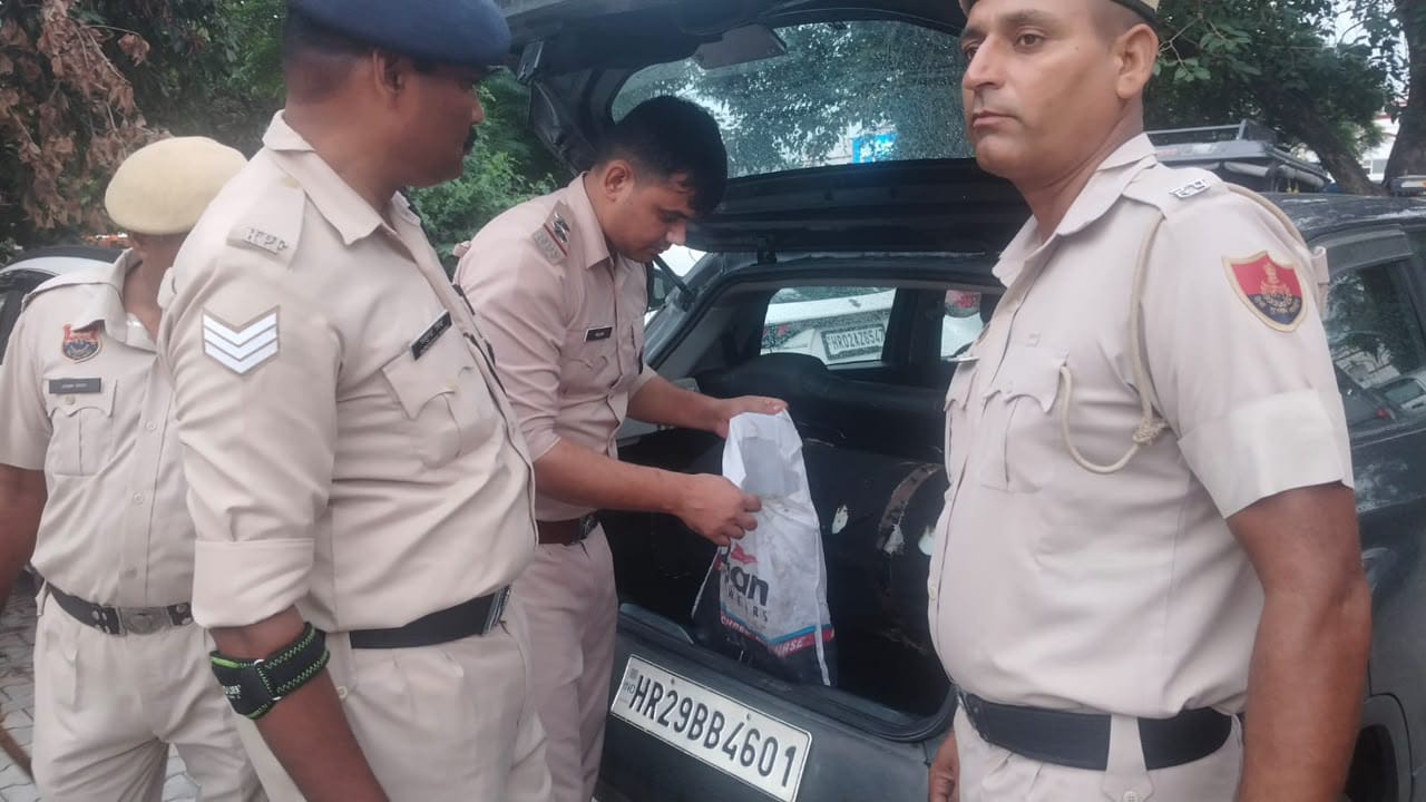 अंबाला छावनी रेलवे स्टेशन के प्लेटफार्म 1 पर वेटिंग हाल में बैठे यात्रियों का सामान देखते सुरक् अंबाला छावनी रेलवे स्टेशन के प्लेटफार्म 1 पर वेटिंग हाल में बैठे यात्रियों का सामान देखते सुरक्
