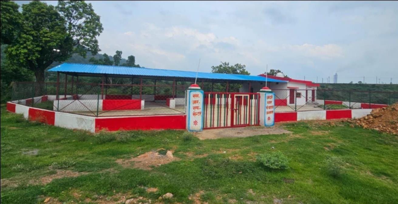 अनपरा नगर पंचायत के मालवीय नगर में खुले में फेंका गया कूड़ा और वहां खड़ी गायें। संवाद अनपरा नगर पंचायत के मालवीय नगर में खुले में फेंका गया कूड़ा और वहां खड़ी गायें। संवाद