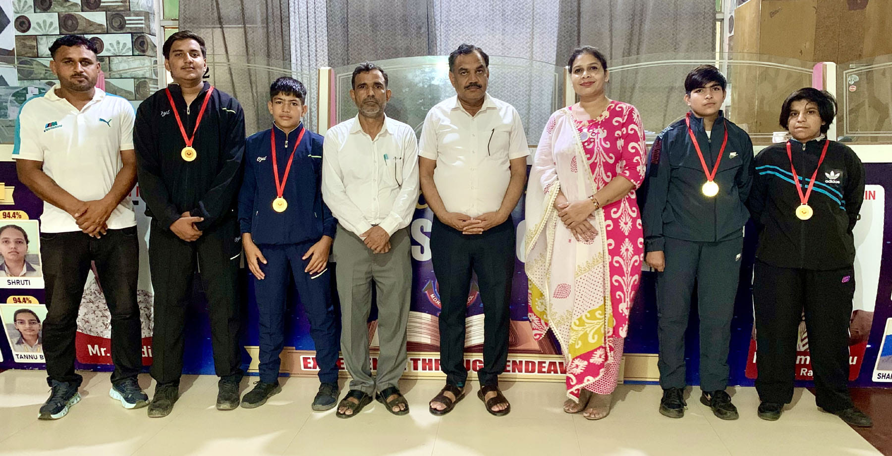 अपने अध्यापकों के साथ एमडीएन स्कूल के विजेता छात्र (विज्ञप्ति)