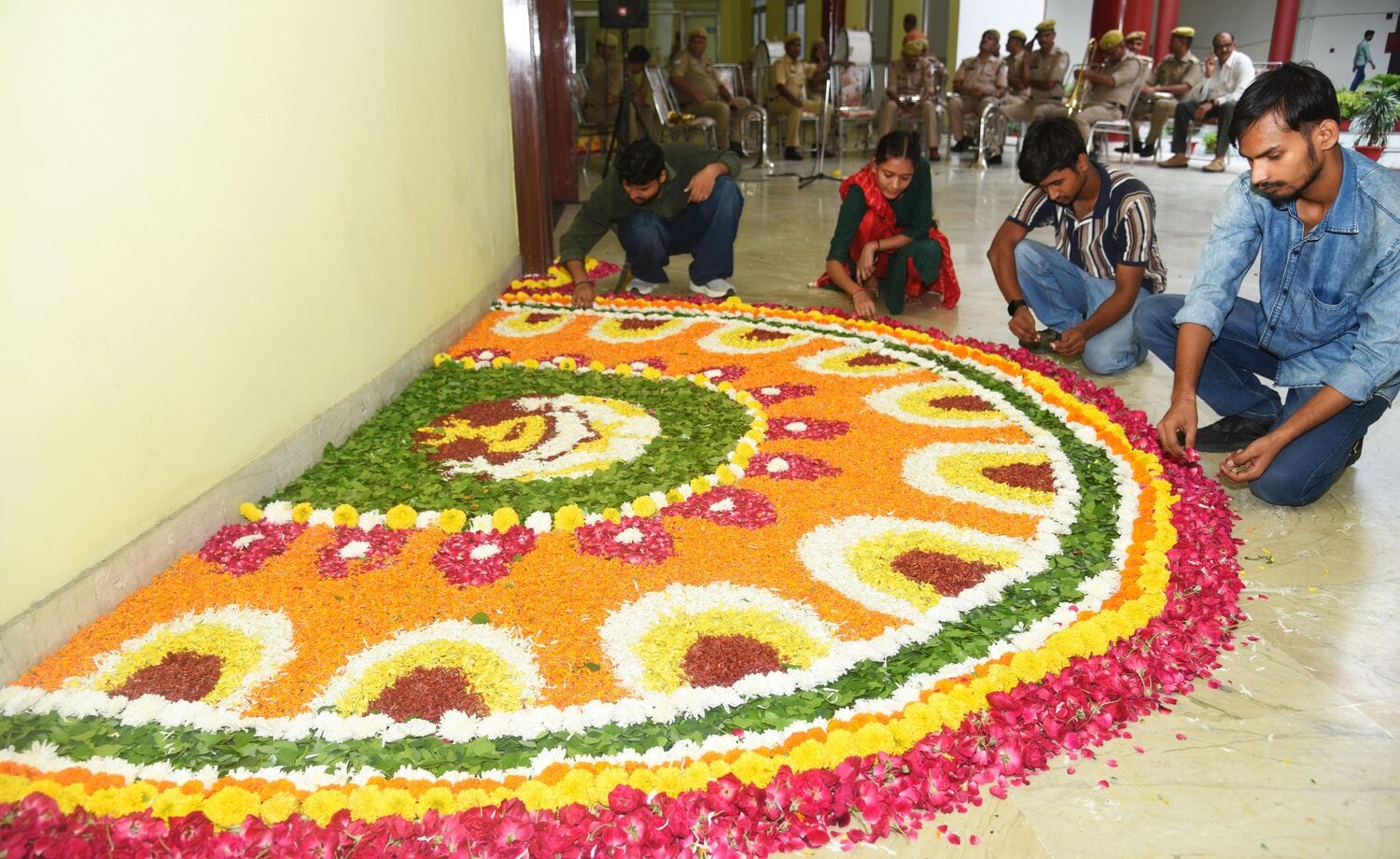 अटल बिहारी वाजपेई कन्वेंशन सेंटर में शुक्रवार को होने वाले दीक्षांत समारोह के रिहर्सल करते छात् अटल बिहारी वाजपेई कन्वेंशन सेंटर में शुक्रवार को होने वाले दीक्षांत समारोह के रिहर्सल करते छात्
