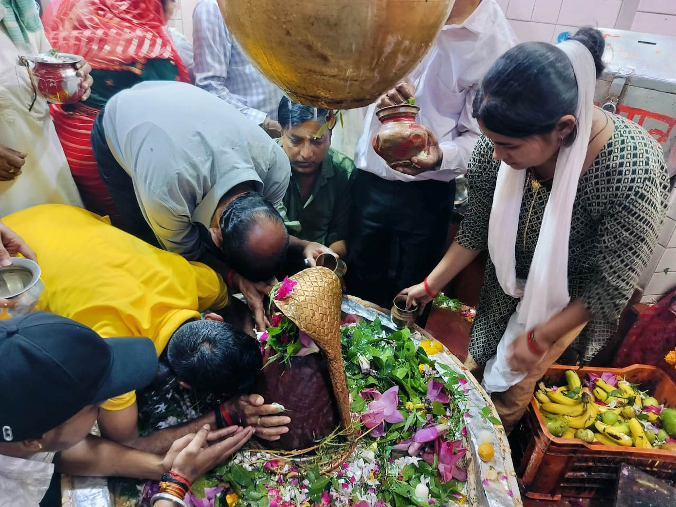 बहराइच के सिद्धनाथ मंदिर में सावन माह के पहले दिन परिसर में उमड़ी श्रद्धालुओं की भीड़। बहराइच के सिद्धनाथ मंदिर में सावन माह के पहले दिन परिसर में उमड़ी श्रद्धालुओं की भीड़।