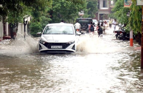 बिजनौर में तेज बारिश में भीगते बच्चे। संवाद बिजनौर में तेज बारिश में भीगते बच्चे। संवाद
