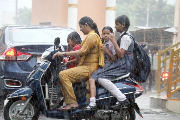 बिजनौर में तेज बारिश में भीगते बच्चे। संवाद बिजनौर में तेज बारिश में भीगते बच्चे। संवाद